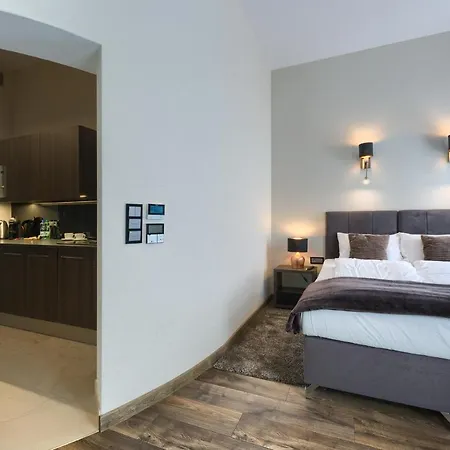 New Lux מלון דירות 4*