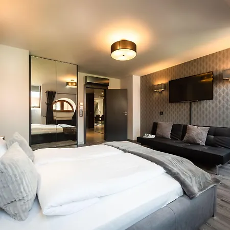 New Lux מלון דירות 4*